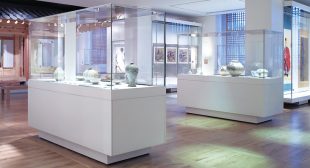 Different styles of museum display showcases available here